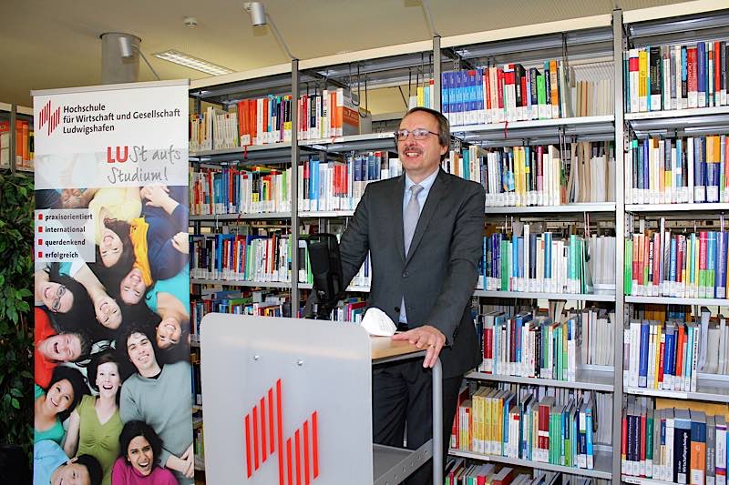 Hochschulpräsident Prof. Dr. Peter Mudra bei der Begrüßungsansprache (Foto: HWG LU)