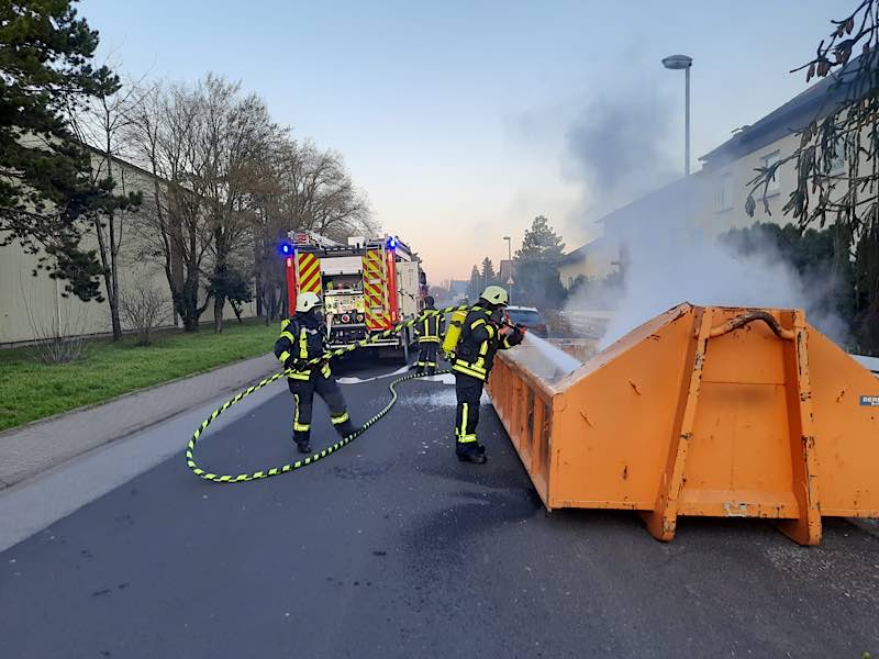 Brennender Sperrmüll in einer Absetzmuide (Foto: Feuerwehr Haßloch)