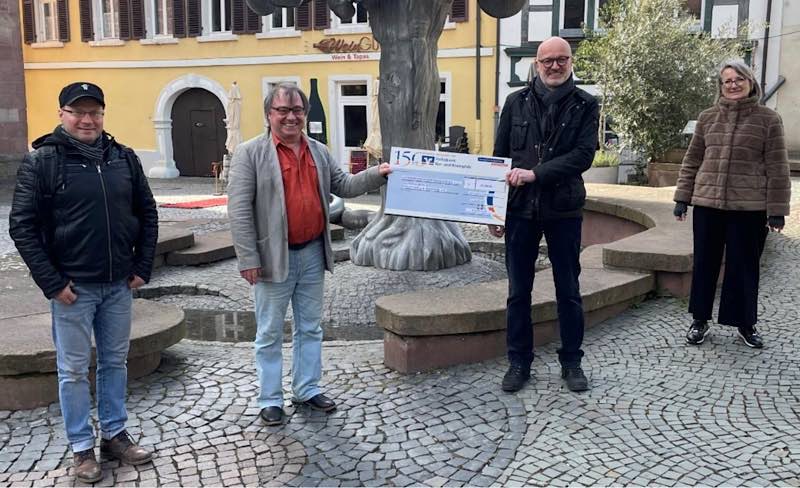 Symbolische Spendenübergabe: Rotary Präsident Peter Stahl übergebt den Spendenscheck in Höhe von 14.500 Euro an den 1. Vorsitzenden des Kunstvereins Neustadt e.V. Wolfgang Glass (Foto: Rotary Club Neustadt)