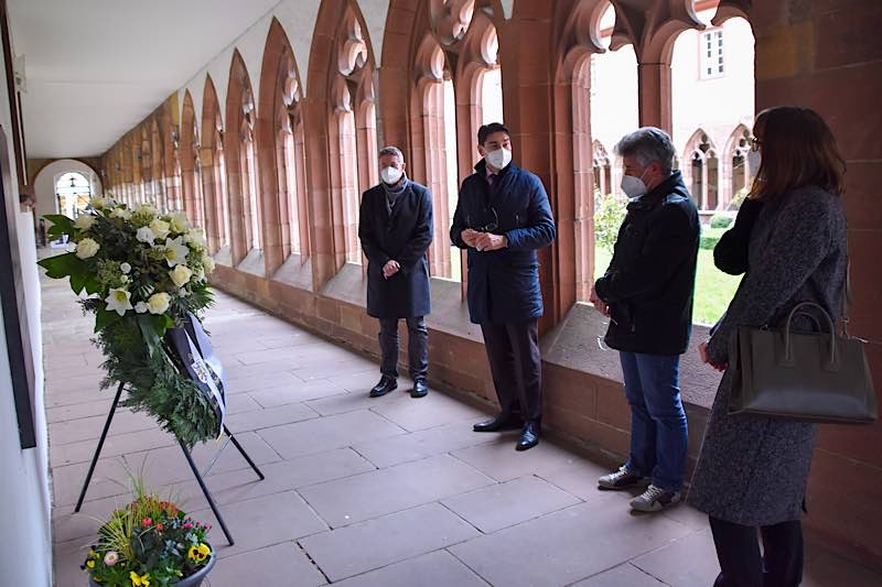 Gedenken an die Opfer des Bombenangriffs auf die Stadt Landau am 16. März 1945: Dekan Axel Brecht, Oberbürgermeister Thomas Hirsch, Pfarrer Jürgen Leonhard und Stadtarchivarin bei der Kranzniederlegung im Kreuzgang. (Quelle: Stadt Landau)