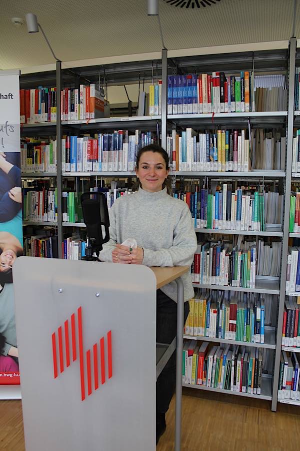 Studentin Sarah Gonzalez-Störkel bei der Vorstellung der Hochschule anlässlich der heutigen Online-Erstsemesterbegrüßung (Foto: HWG LU)