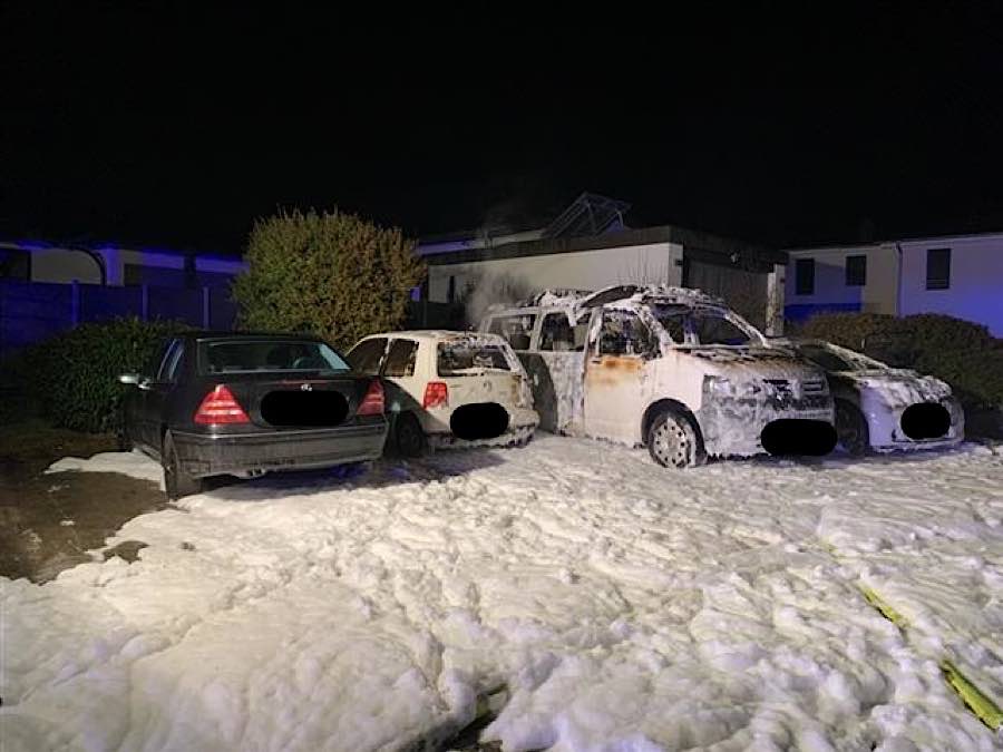 Durch den Brand beschädigte Fahrzeuge (Foto: Polizei RLP)