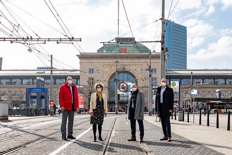 v.l.n.r.: Marcus Geithe, Geschäftsführer der MV Mannheimer Verkehr GmbH, Christian Specht, Erster Bürgermeister und ÖPNV-Dezernent der Stadt Mannheim, Prof. Dr. Diana Pretzell, Bürgermeisterin der Stadt Mannheim, sowie Christian Volz, Kaufmännischer Geschäftsführer der rnv. Bildquelle: Haubner/rnv GmbH)