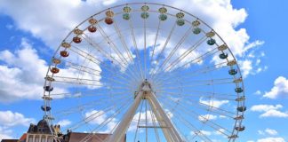 2020 erfreute ein Riesenrad auf dem Rathausplatz die Landauerinnen und Landauer – für 2021 werden ebenfalls Alternativen zu den „klassischen“ Veranstaltungen gesucht. (Quelle: Stadt Landau)