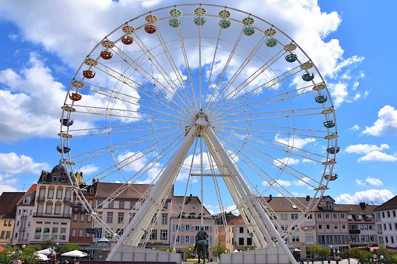 2020 erfreute ein Riesenrad auf dem Rathausplatz die Landauerinnen und Landauer – für 2021 werden ebenfalls Alternativen zu den „klassischen“ Veranstaltungen gesucht. (Quelle: Stadt Landau)
