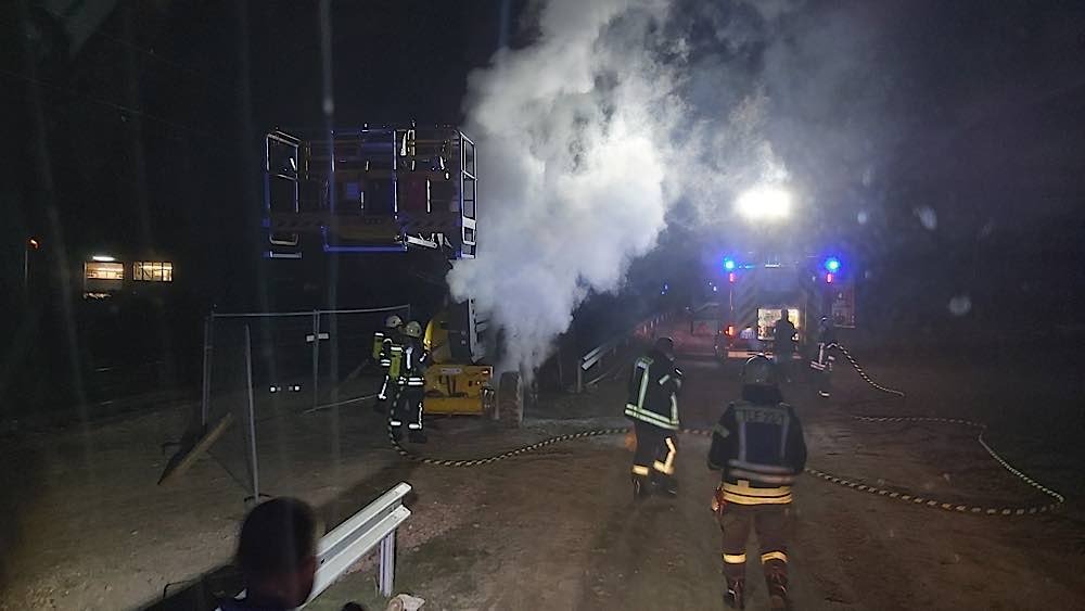 Brennende Hubarbeitsbühne (Foto: Feuerwehr Haßloch)