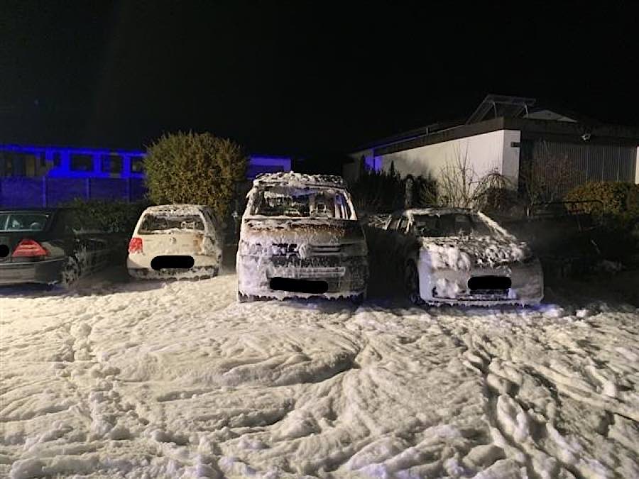 Durch den Brand beschädigte Fahrzeuge (Foto: Polizei RLP)