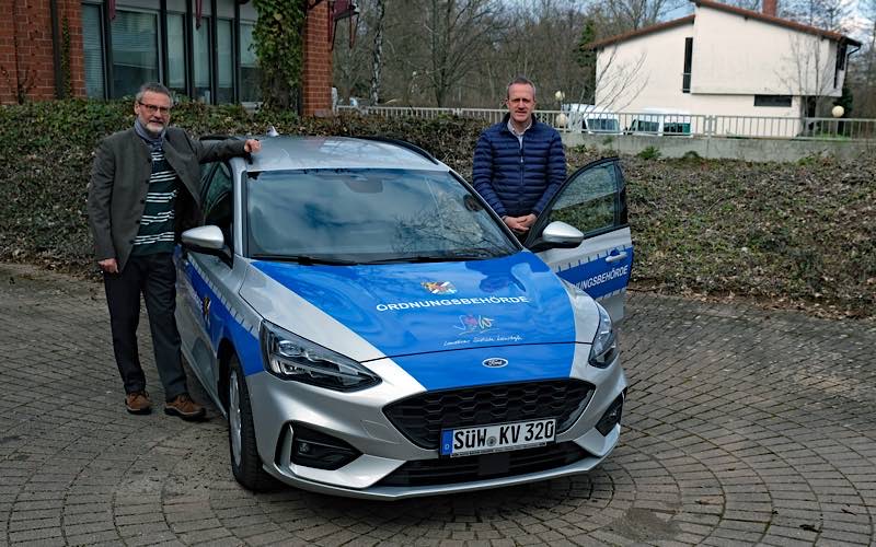 Der für die Abteilung Sicherheit, Ordnung und Verkehr zuständige Dezernent Kurt Wagenführer (li.) und Abteilungsleiter Peter Schürmann mit dem neuen Dienstfahrzeug der Kreisordnungsbehörde. (Foto: Kreisverwaltung Bad Dürkheim)