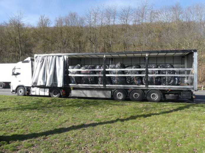 Polizeiautobahnstation Baunatal stoppt gefährlich beladenen Sattelzug auf Parkplatz Bärenberg an A 44