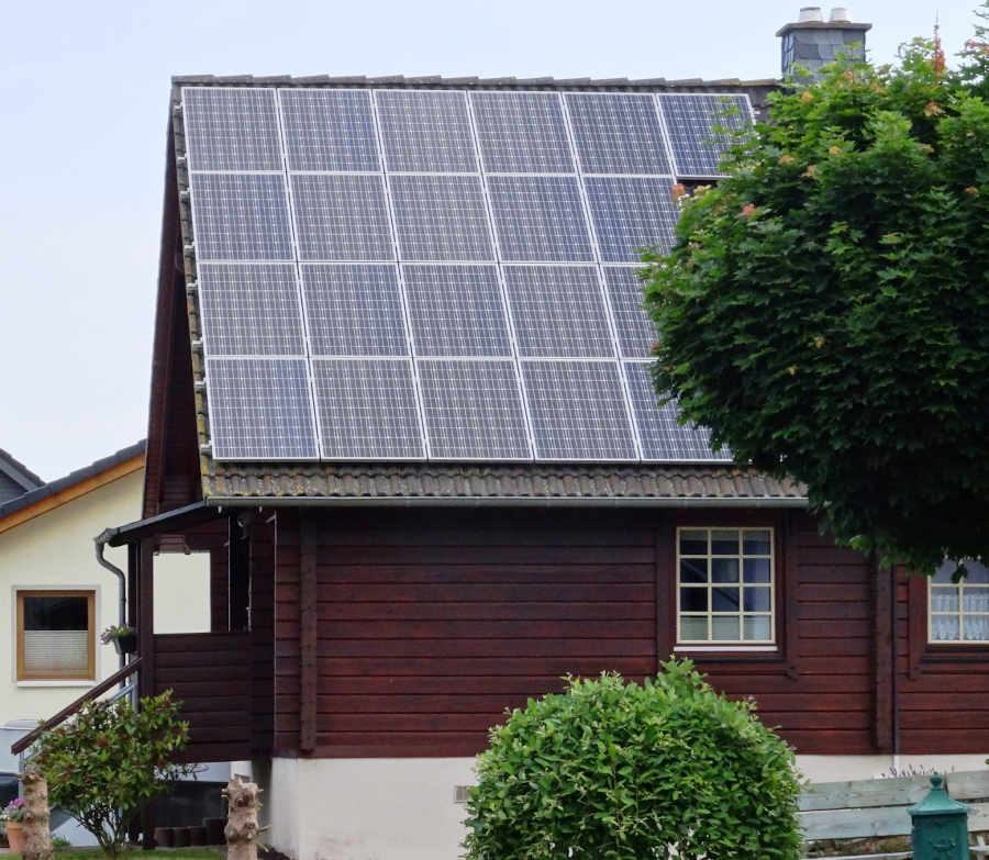 Jeder kann etwas gegen den Klimawandel tun: Solarstrom vom eigenen Dach. (Foto: Energieagentur Rheinland-Pfalz)