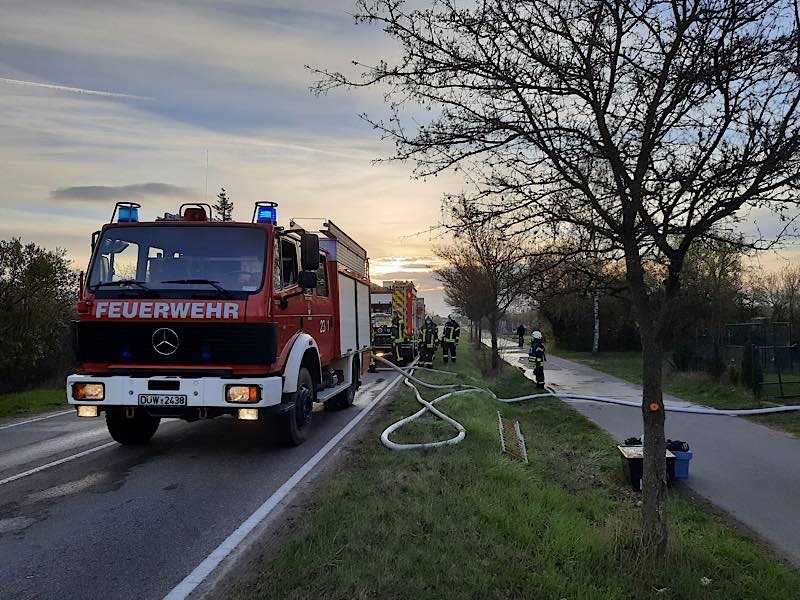 Gartenhausbrand im Sandbuckel (Foto: Feuerwehr Haßloch)