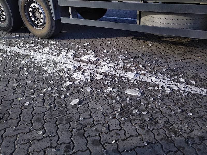 Zerbrochene Eisplatten (Foto: Polizei RLP)