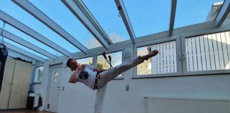 Lila Sax dos Santos Gomes im Wettkampf mit ihrem Capoeira-Mitspieler - dieses Mal zu Hause vor dem heimischen Laptop (Fotos: Capoeira Karlsruhe e.V.)