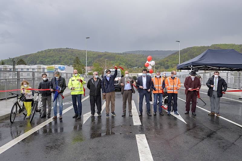 Die Hebelstraßenbrücke ist eröffnet: Oberbürgermeister Prof. Dr. Eckart Würzner (6. v. r.), Erster Bürgermeister Jürgen Odszuck (7. v. r.) und Bürgermeister Raoul Schmidt-Lamontain (r.) geben den Weg für Fahrräder und Fahrzeuge frei. (Foto: Philipp Rothe)