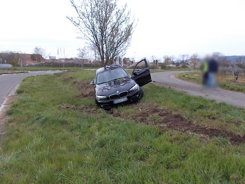 Der unfallbeschädigte BMW (Foto: Polizei RLP)