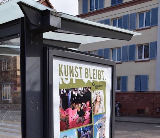 Im Rahmen der Aktion „Kunst bleibt.“ wurden 60 Plakate mit Motiven regionaler Künstlerinnen und Künstler im Landauer Stadtgebiet aufgehängt. (Foto: Stadt Landau)