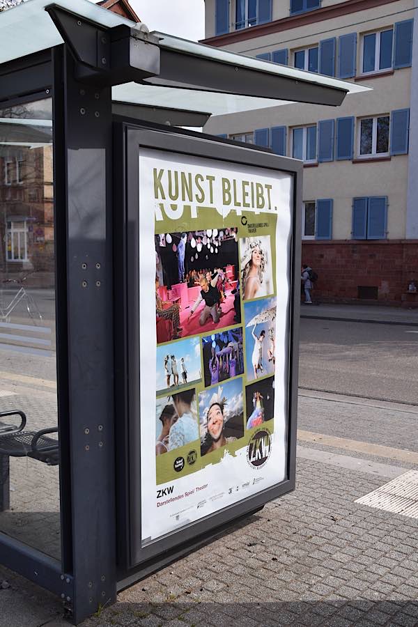 Im Rahmen der Aktion „Kunst bleibt.“ wurden 60 Plakate mit Motiven regionaler Künstlerinnen und Künstler im Landauer Stadtgebiet aufgehängt. (Foto: Stadt Landau)