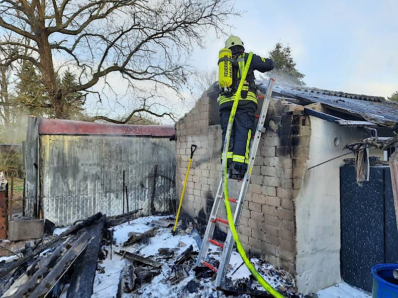 Gartenhausbrand im Sandbuckel (Foto: Feuerwehr Haßloch)