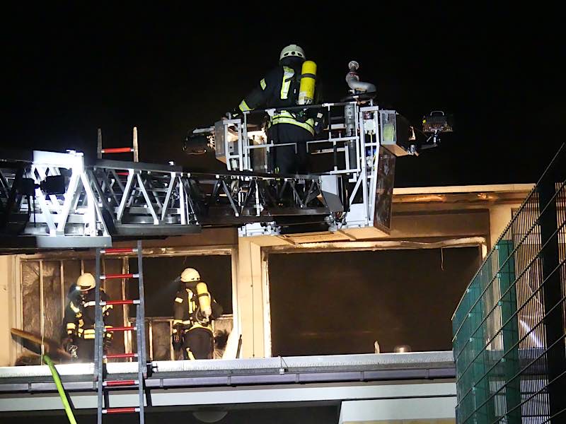 Löscharbeiten (Foto: Feuerwehr Neustadt)