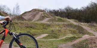 Nachdem die Ehrenamtlichen des Vereins Pfalzbiker auf der Dirtbike-Anlage gewirkt haben, steht dem Fahrspaß dort jetzt nichts mehr im Wege. (Quelle: Stadt Landau)