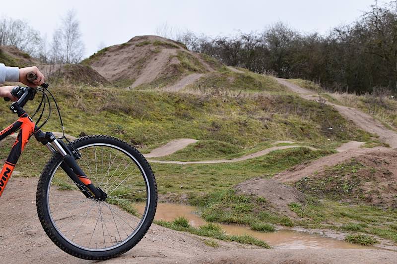 Nachdem die Ehrenamtlichen des Vereins Pfalzbiker auf der Dirtbike-Anlage gewirkt haben, steht dem Fahrspaß dort jetzt nichts mehr im Wege. (Quelle: Stadt Landau)