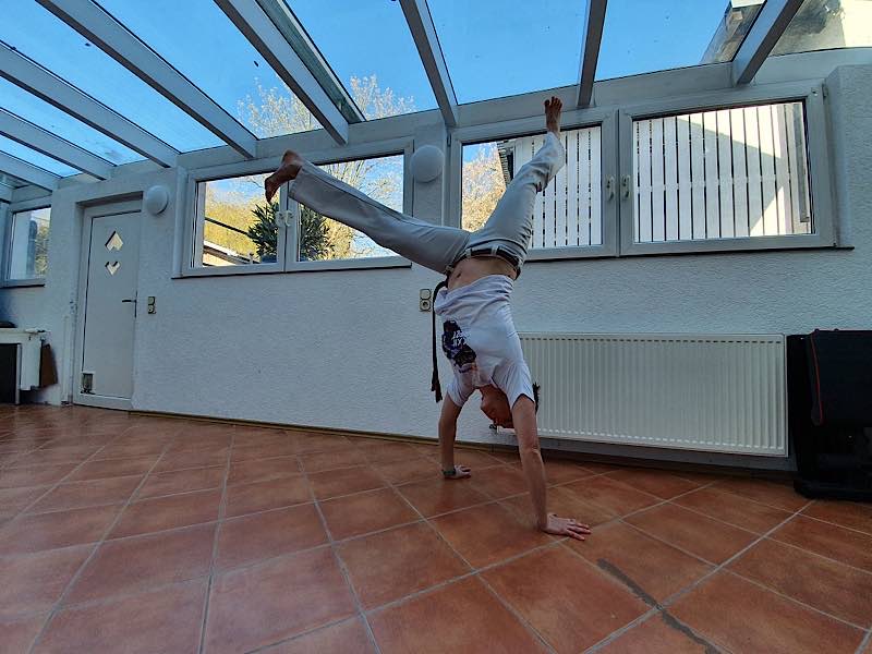 Lila Sax dos Santos Gomes im Wettkampf mit ihrem Capoeira-Mitspieler - dieses Mal zu Hause vor dem heimischen Laptop (Fotos: Capoeira Karlsruhe e.V.)