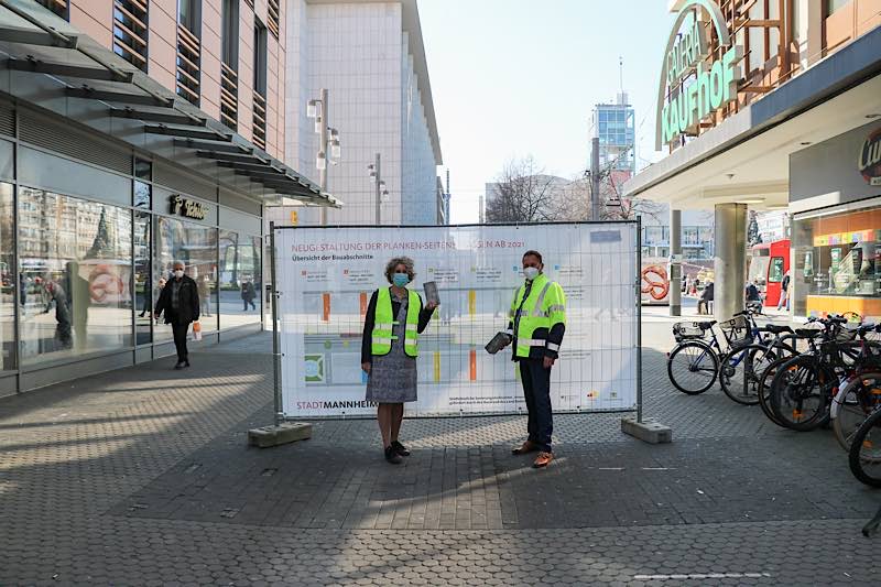 Bürgermeisterin Prof. Dr. Diana Pretzell und Florian Pavel, Geschäftsführer der MVV Netze GmbH, entfernen die ersten beiden Pflastersteine des bestehenden Pflasterbelags. (Foto: Stadt Mannheim)