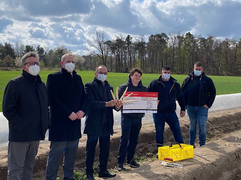 Scheckübergabe beim „Pfälzer Spargelstich“ (von links): Landrat Clemens Körner, Stellvertretender Vorsitzender Pfalz.Marketing, Achim Seiler, Mitglied des Vorstands der Sparkasse Südpfalz, Landrat Dr. Fritz Brechtel, Kreis Germersheim, der Preisträger Benjamin Peifer, Michael Ohmer und Matthias Ohmer. (Foto: Pfalz.Marketing e.V.)