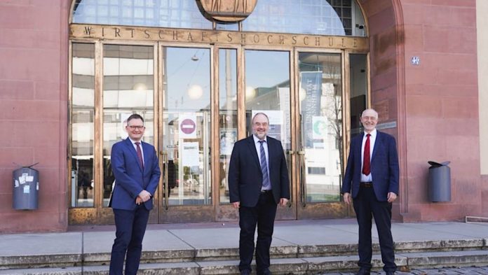 Bestellung zum Honorarprofessor, v.l.n.r.: Prof. Dr. Philipp Gassert (Dekan der Philosophischen Fakultät), Prof. Dr. Michael Hollmann (Präsident des Bundesarchivs), Prof. Dr. Thomas Puhl (Rektor der Universität Mannheim) (Foto: Jula Jakob)