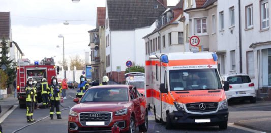 Verkehrsunfall zwischen einem Audi und einem Rettungswagen (Foto: Feuerwehr Neustadt)