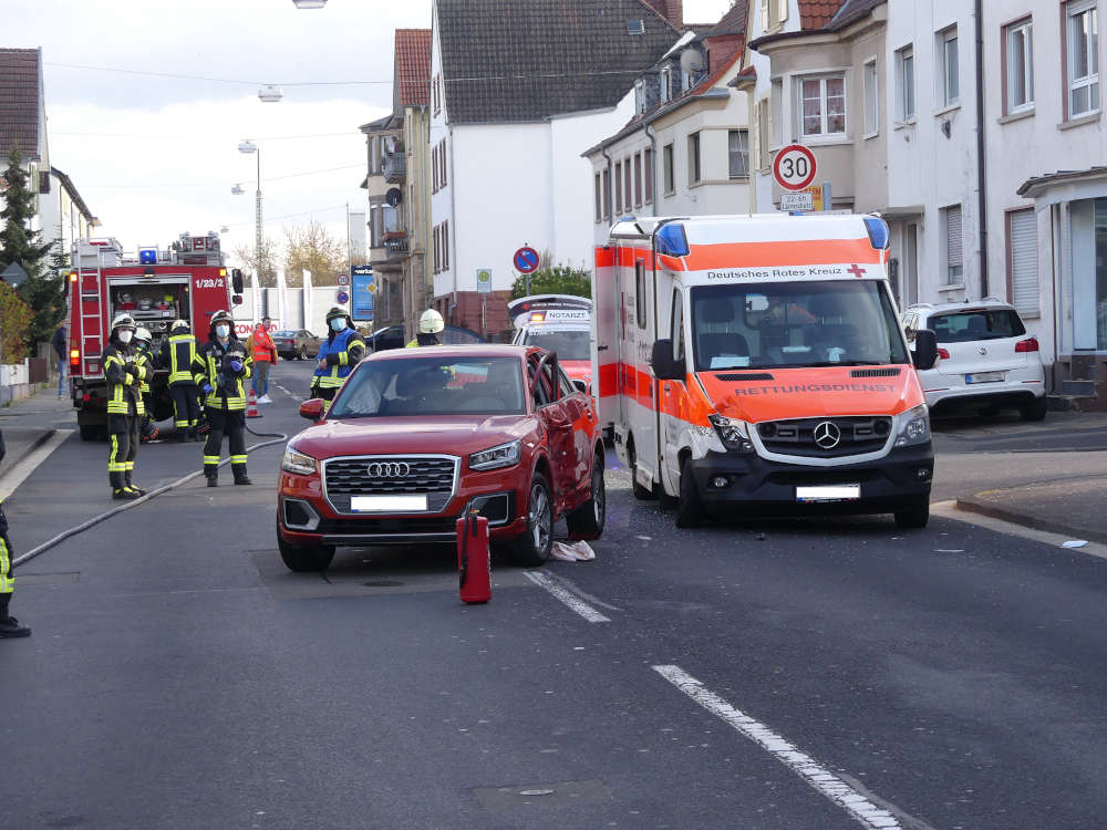 Verkehrsunfall zwischen einem Audi und einem Rettungswagen (Foto: Feuerwehr Neustadt)