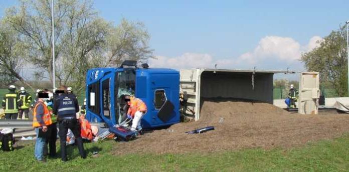 pol-vdmz-sattelzug-umgekippt-autobahnparkplatz-ber-stunden-gesperrt