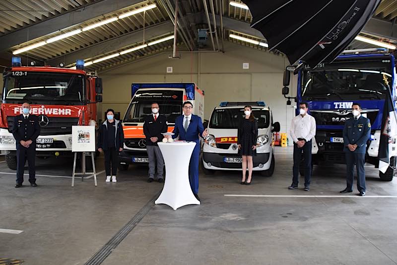 Dirk Hargesheimer (Feuerwehr), Martina Boßmann und Peter Wollny (DRK), OB Thomas Hirsch, Anja Steil und Simon Nichterlein (DLRG) sowie Florian Feierabend (THW) bei der Verleihung des Ehrenamtspreises der Stadt Landau (v.l.n.r.). (Quelle: Stadt Landau)