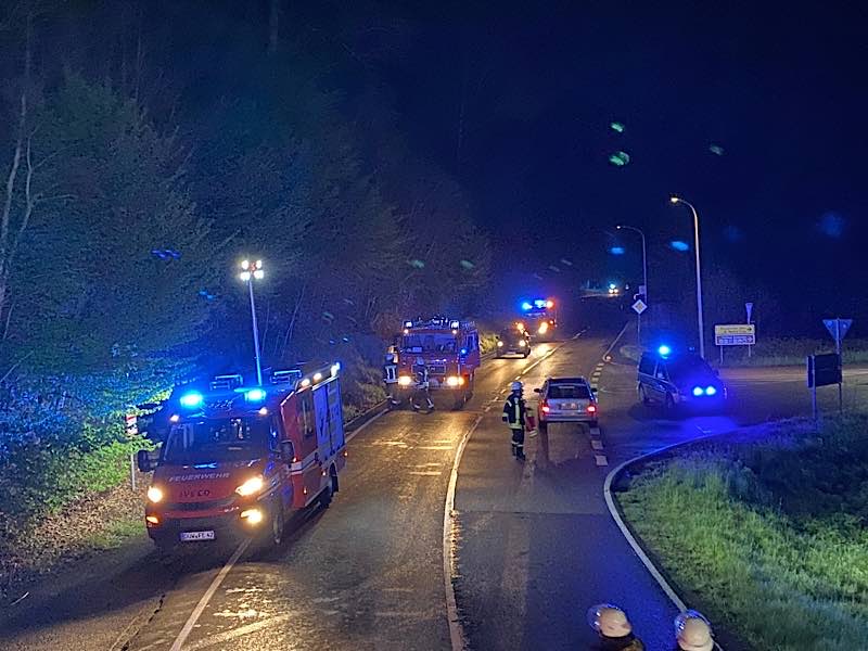 Einsatzfahrzeuge an der Einsatzstelle (Foto: Presseteam der Feuerwehr VG Lambrecht)