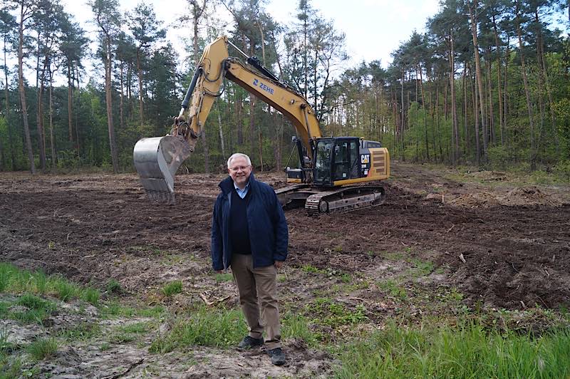 Landrat Ihlenfeld beim Baubeginn (Foto: Kreisverwaltung Bad Dürkheim)