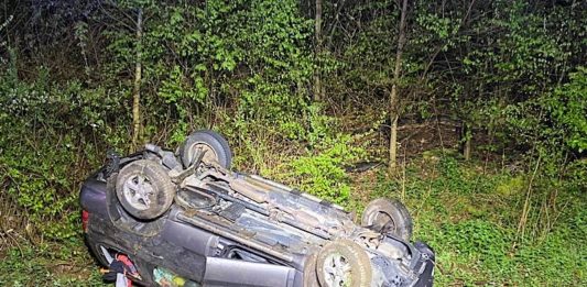 Der beschädigte PKW (Foto: Presseteam der Feuerwehr VG Lambrecht)