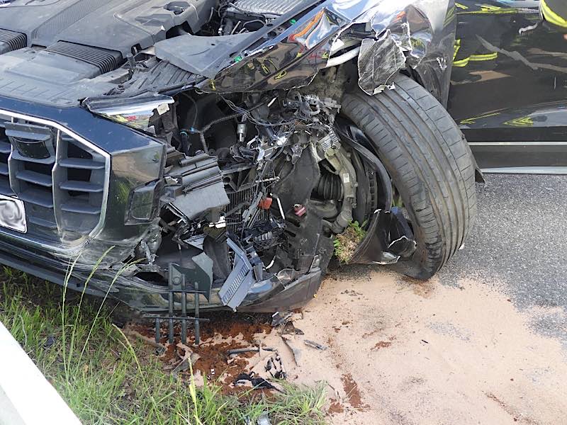 Der beschädigte Audi (Foto: Feuerwehr Neustadt)