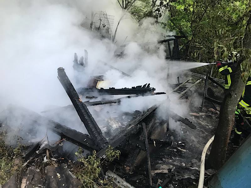 Eine Hütte brannte in einem Schrebergarten (Foto: Feuerwehr Neustadt)