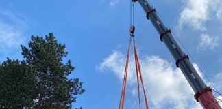 Maßarbeit: Ein Kran hob den Betonbau in einem Stück auf seinen künftigen Platz. (Foto: Luisenpark)