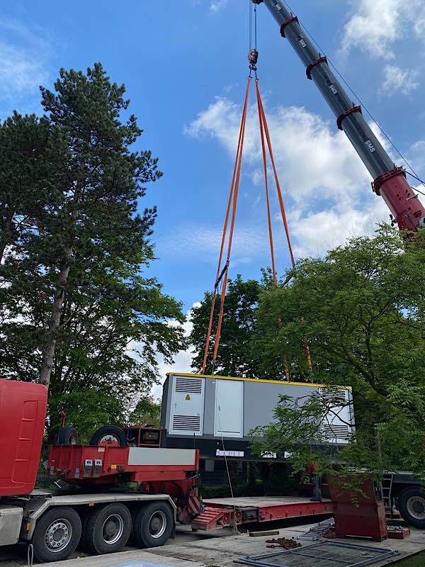 Maßarbeit: Ein Kran hob den Betonbau in einem Stück auf seinen künftigen Platz. (Foto: Luisenpark)