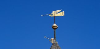 Engel auf dem Kirchturm der prot. Kirche Lambrecht (Foto: Holger Knecht)