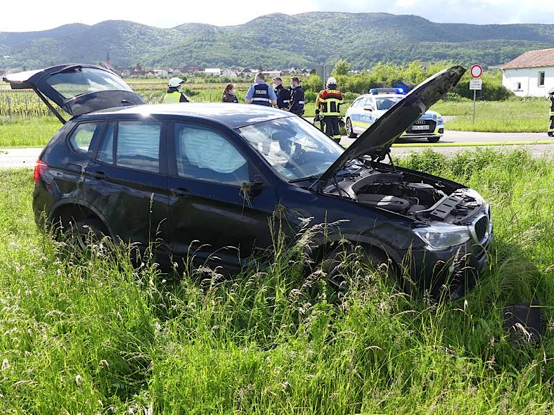 Der beschädigte BMW (Foto: Feuerwehr Neustadt)