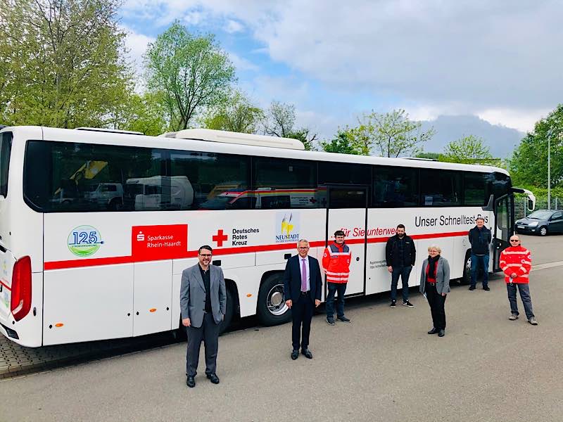 v.l.: Oberbürgermeister Marc Weigel, Andreas Ott (Vorstandsvorsitzender der Sparkasse Rhein-Haardt), André Willrich vom DRK Stadtverband Neustadt an der Weinstraße, Ursula Reisinger, (Abteilungsleiterin Behinderte, Senioren und Betreuung in ihrer Funktion als Testkoordinatorin), Ralph Baader (Junior-Geschäftsführer der Motoren Baader GmbH), Jürgen Abel, Thomas Roth in der Funktion als Busfahrer. (Foto: Stadtverwaltung Neustadt)