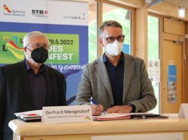 Gerhard Mengesdorf, Präsident des Badischen Turner-Bundes, und Markus Ibert, Oberbürgermeister der Stadt Lahr, besiegeln mit der Unterzeichnung des Ausrichtervertrages die gemeinsame Durchführung des Landesturnfests Lahr 2022. (Foto: Badischer Turner-Bund)