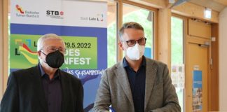 Gerhard Mengesdorf, Präsident des Badischen Turner-Bundes, und Markus Ibert, Oberbürgermeister der Stadt Lahr, besiegeln mit der Unterzeichnung des Ausrichtervertrages die gemeinsame Durchführung des Landesturnfests Lahr 2022. (Foto: Badischer Turner-Bund)