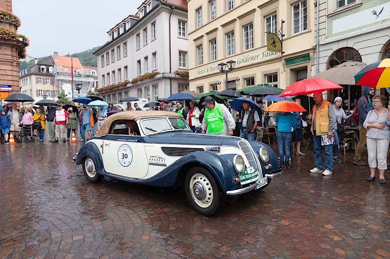 Auf Tuchfühlung mit den Teilnehmern der ADAC Heidelberg Historic wie hier während der Veranstaltung im Sommer 2019 – darauf müssen Oldtimerfans noch bis zum nächsten Jahr warten. (Foto: Luca Siermann)