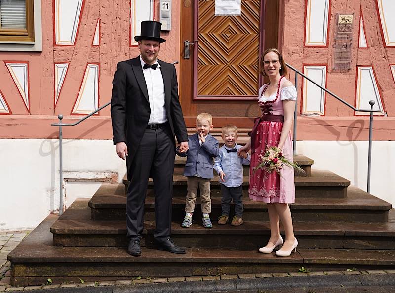 Tributbock Fritz Jüngstes Brautpaar Anton Carola Theimer (Foto: Holger Knecht)