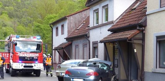 Verkehrsunfall auf der B 39 (Foto: Feuerwehr Neustadt)