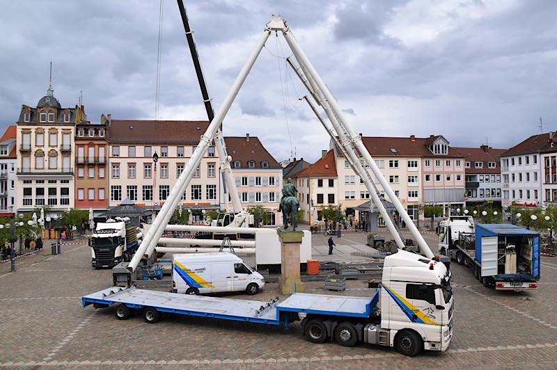 Der Aufbau des Riesenrads auf dem Landauer Rathausplatz ist in vollem Gange. (Quelle: Stadt Landau)