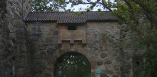 Das verschlossene Tor der Wachenburg am 26. Mai 2021 (Foto: Hannes Blank)